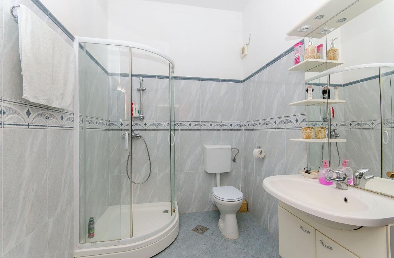 Apartments Ivanka Vis Exteriör bild