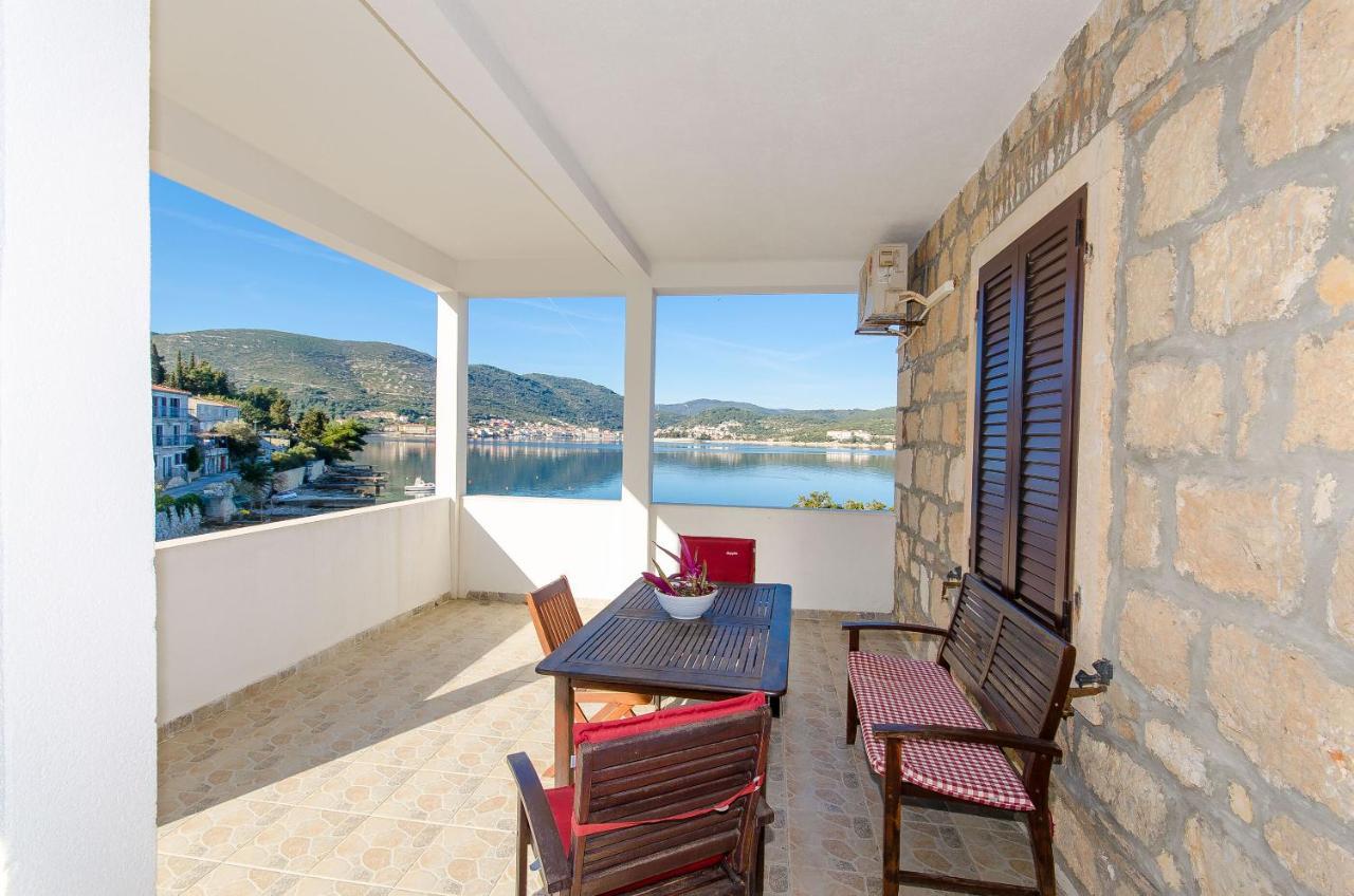 Apartments Ivanka Vis Exteriör bild